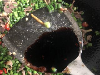 9、爆炒鸡胗,再放入老抽调色