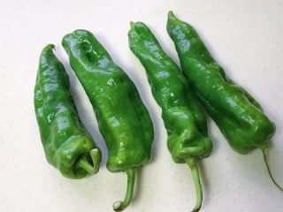 1、家常手撕虎皮尖椒,尖椒洗干净