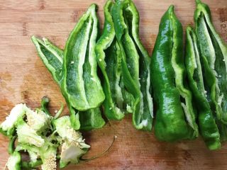 2、家常手撕虎皮尖椒,去掉尖椒籽和蒂头