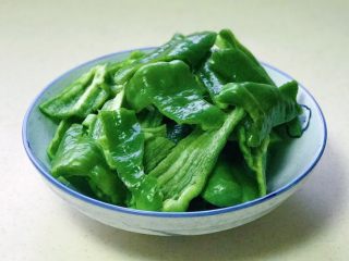 3、家常手撕虎皮尖椒,尖椒用手撕成大块