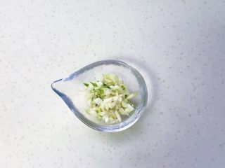 4、家常手撕虎皮尖椒,切好蒜蓉