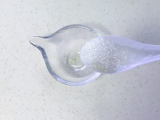 5、家常手撕虎皮尖椒,容器里放入白糖