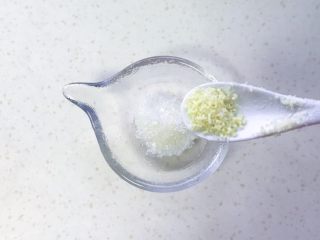 6、家常手撕虎皮尖椒,加入少许鸡精