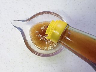 7、家常手撕虎皮尖椒,倒入香醋