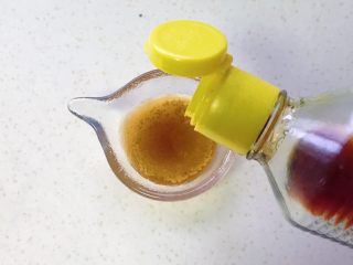 8、家常手撕虎皮尖椒,倒入生抽