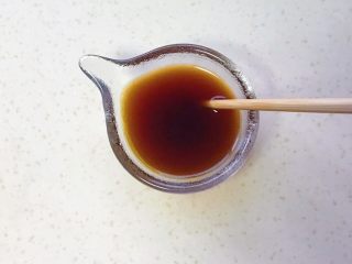 9、家常手撕虎皮尖椒,搅拌均匀至白糖溶化