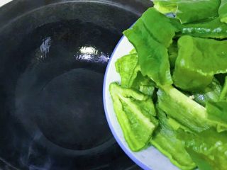 11、家常手撕虎皮尖椒,热锅冷油，待油温升高冒烟，倒入尖椒