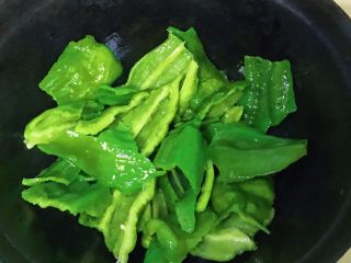 12、家常手撕虎皮尖椒,不停翻炒