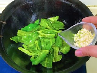 13、家常手撕虎皮尖椒,炒到尖椒微焦，倒入蒜蓉翻炒片刻