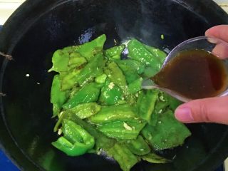 14、家常手撕虎皮尖椒,倒入调好的汁翻炒均匀即可关火出锅