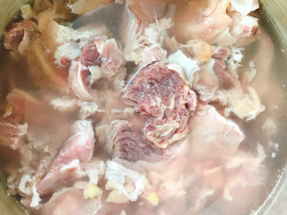 2、红焖牛肉,放入锅中加入清水、料酒焯水几分钟