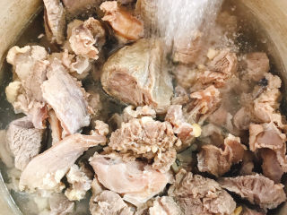 3、红焖牛肉,倒掉脏水，冲洗干净，放入高压锅中