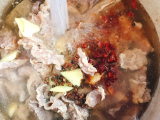 5、红焖牛肉,加入清水