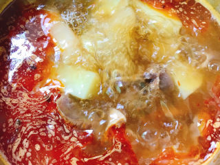 13、红焖牛肉,大火烧开转中火煮10分钟