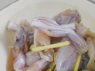 1、鲜香辣牛蛙,解冻、洗净牛蛙,切小块儿。用腌料腌制大约20--30分钟。