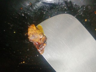 2、鲜香辣牛蛙,锅中放油,之后下火锅底料,融化开。