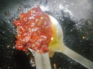 3、鲜香辣牛蛙,下入郫县豆瓣酱,打散开。