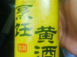 4、鲜香辣牛蛙,下入一两勺料酒。