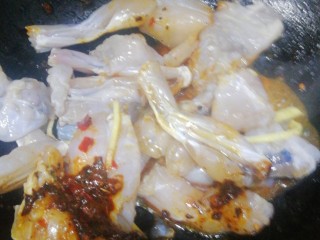 5、鲜香辣牛蛙,倒入腌制好的牛蛙,翻炒。