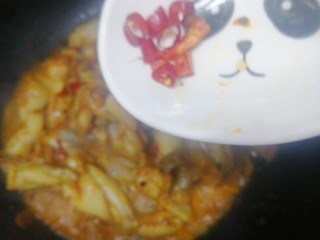 7、鲜香辣牛蛙,翻炒一会儿,下入干辣椒段。