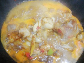 8、鲜香辣牛蛙,放入适量开水稍炖煮,大约10--15分钟。