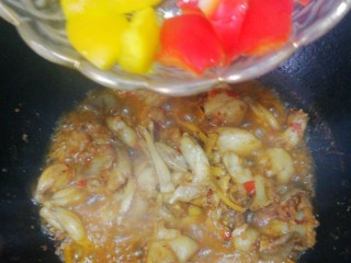 9、鲜香辣牛蛙,待汤汁浓稠渐少,下入切好的彩椒!