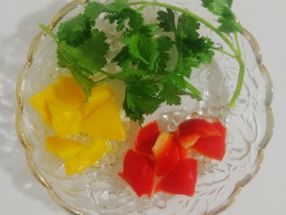 10、鲜香辣牛蛙,最后放入香菜,关火翻拌。点一点儿香油。