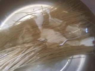 2、大白菜炖粉条,粉条加温水中浸泡20到30分钟，一定要把粉条泡开哦，要不然会吸水粘锅，口感就差了，（根据自己的粉条特性自由调整时间）