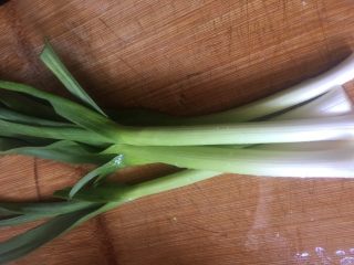 5、大白菜炖粉条,蒜苗清洗干净