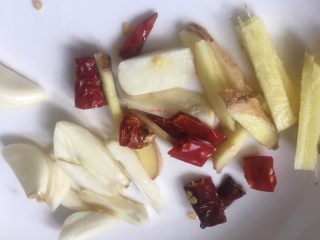 7、大白菜炖粉条,准备生姜大蒜头和干辣椒切好