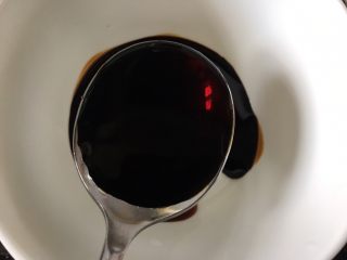 8、大白菜炖粉条,准备一个调料汁碗，加入一勺老抽，两勺生抽