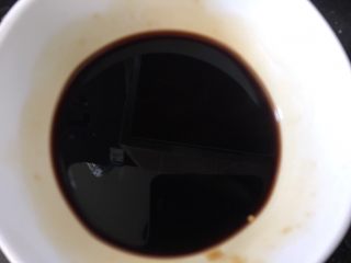 11、大白菜炖粉条,加入半碗开水，搅拌均匀备用