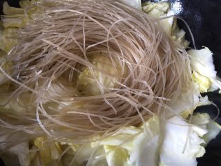 13、大白菜炖粉条,放入白菜翻炒片刻加入粉条