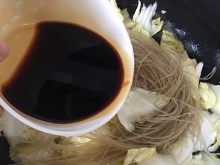 14、大白菜炖粉条,加入酱汁碗