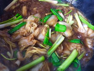 16、大白菜炖粉条,加入蒜苗提香，翻炒均匀即可出锅