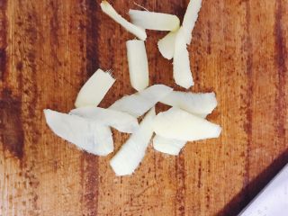 1、烤箱版烤鱼,姜切片