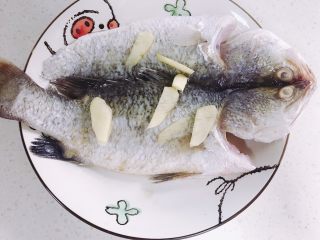 2、烤箱版烤鱼,鱼洗干净后用料酒、胡椒粉、姜腌一下