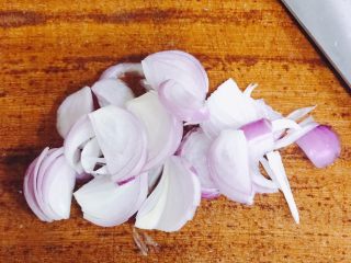 3、烤箱版烤鱼,切葱头