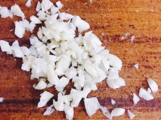 4、烤箱版烤鱼,准备蒜末