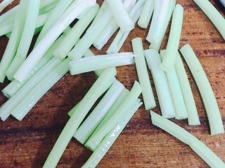 6、烤箱版烤鱼,芹菜茎切段，留少量叶子装饰