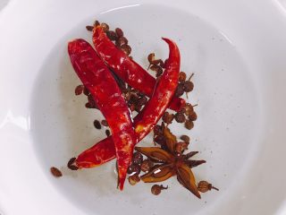 7、烤箱版烤鱼,八角、花椒、干辣椒用温水泡