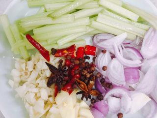 8、烤箱版烤鱼,所有香料准备好了