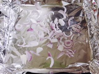 11、烤箱版烤鱼,期间准备好烤鱼要用的锡纸，铺上葱头