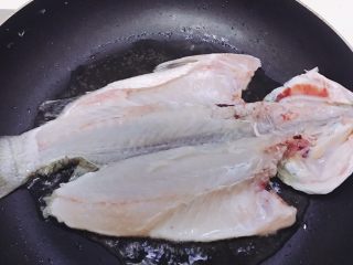 10、烤箱版烤鱼,锅里中小火煎至金黄