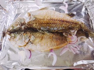 14、烤箱版烤鱼,放到锡纸上，200度20分钟