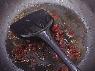 15、烤箱版烤鱼,开始炒香料，一勺豆瓣酱小火炒出红油