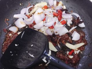 16、烤箱版烤鱼,倒入除芹菜外的其他香料