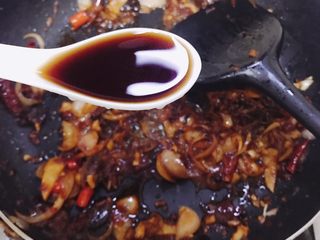 17、烤箱版烤鱼,炒出香味后加入一勺酱油、一勺醋