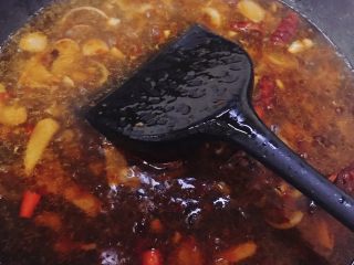 18、烤箱版烤鱼,加入水煮开，然后倒出备用，因为我等会直接用锅装烤鱼，如果用其他的就不用倒出了