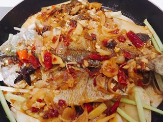 23、烤箱版烤鱼,浇上汁，小火焖煮10分钟，最后浇上热油